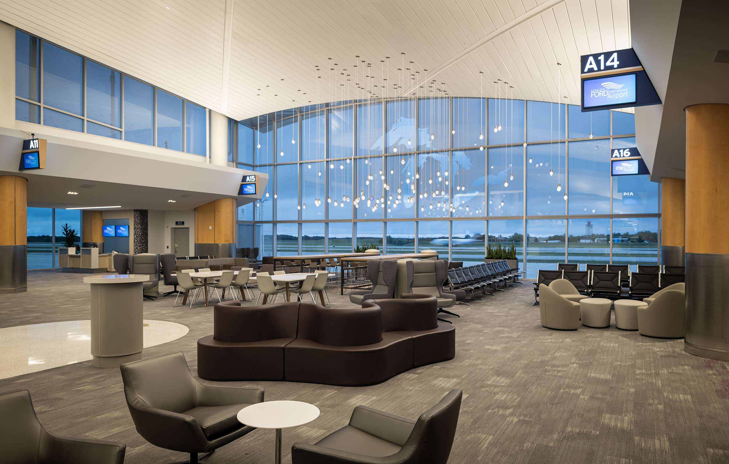 Gerald R. Ford International Airport Phase 1 of expanded Concourse A Interior 6, © Peter McCullough Photo courtesy HKS