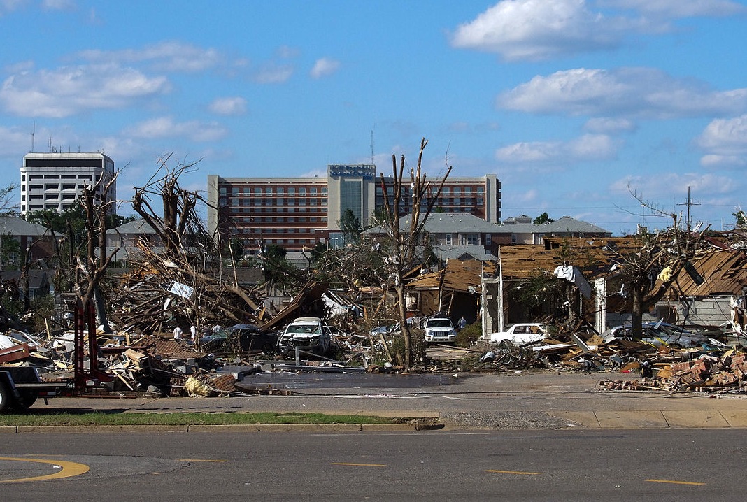 Tornado damage in Tuscaloosa, Ala. Photo: Thilo Parg via Wikimedia Commons; Lice