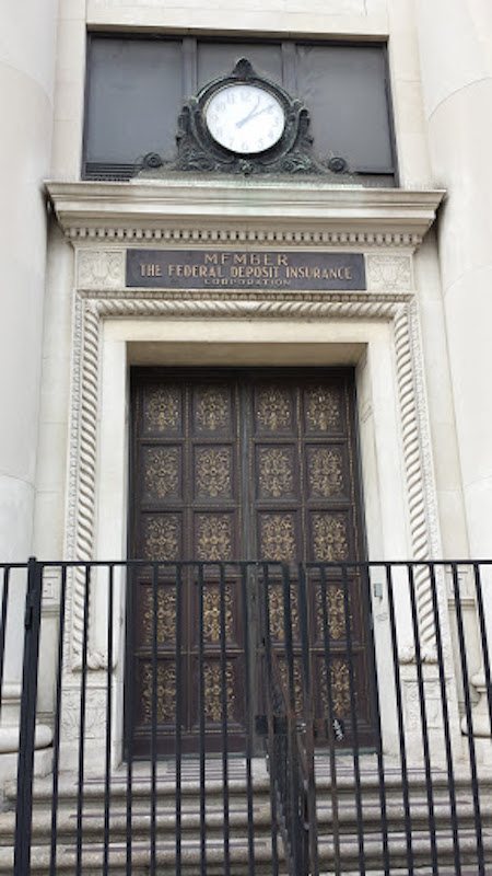 One of the building's entrances before the renovation.