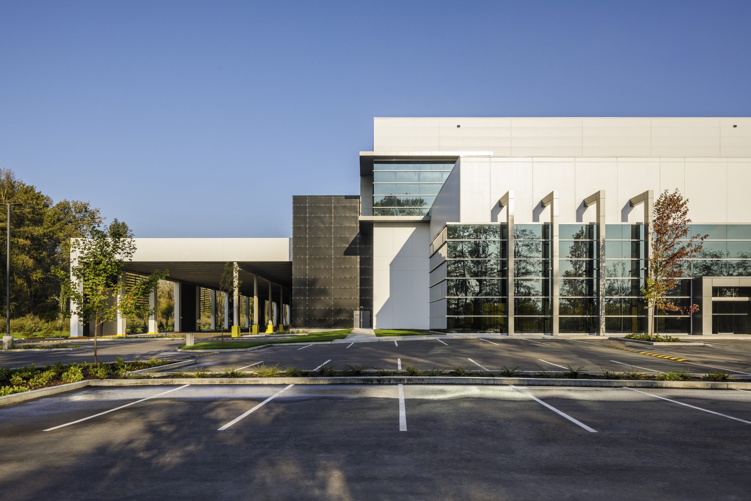 Construction completed on Canada’s first multi-story distribution center, Photo ©Luke Potter