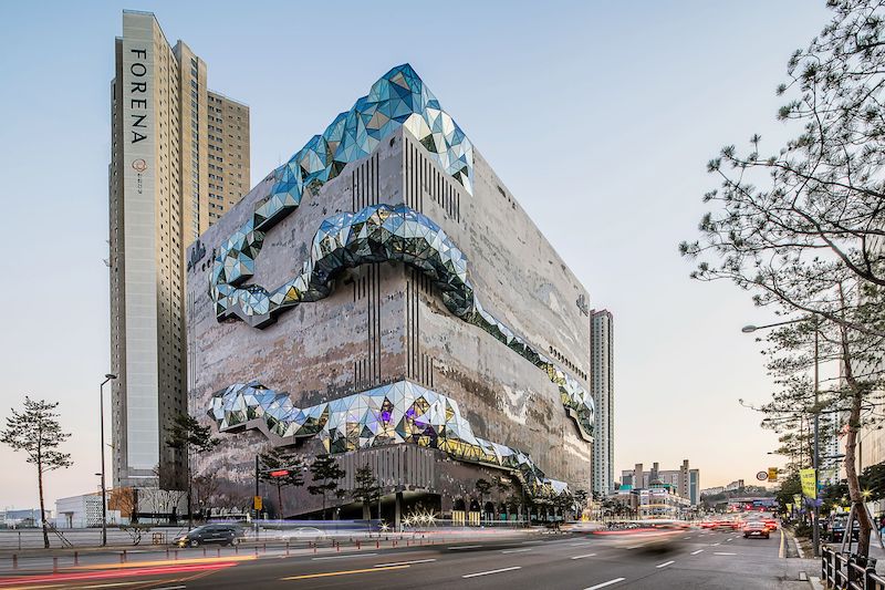 oExterior of the Galleria building in South Korea