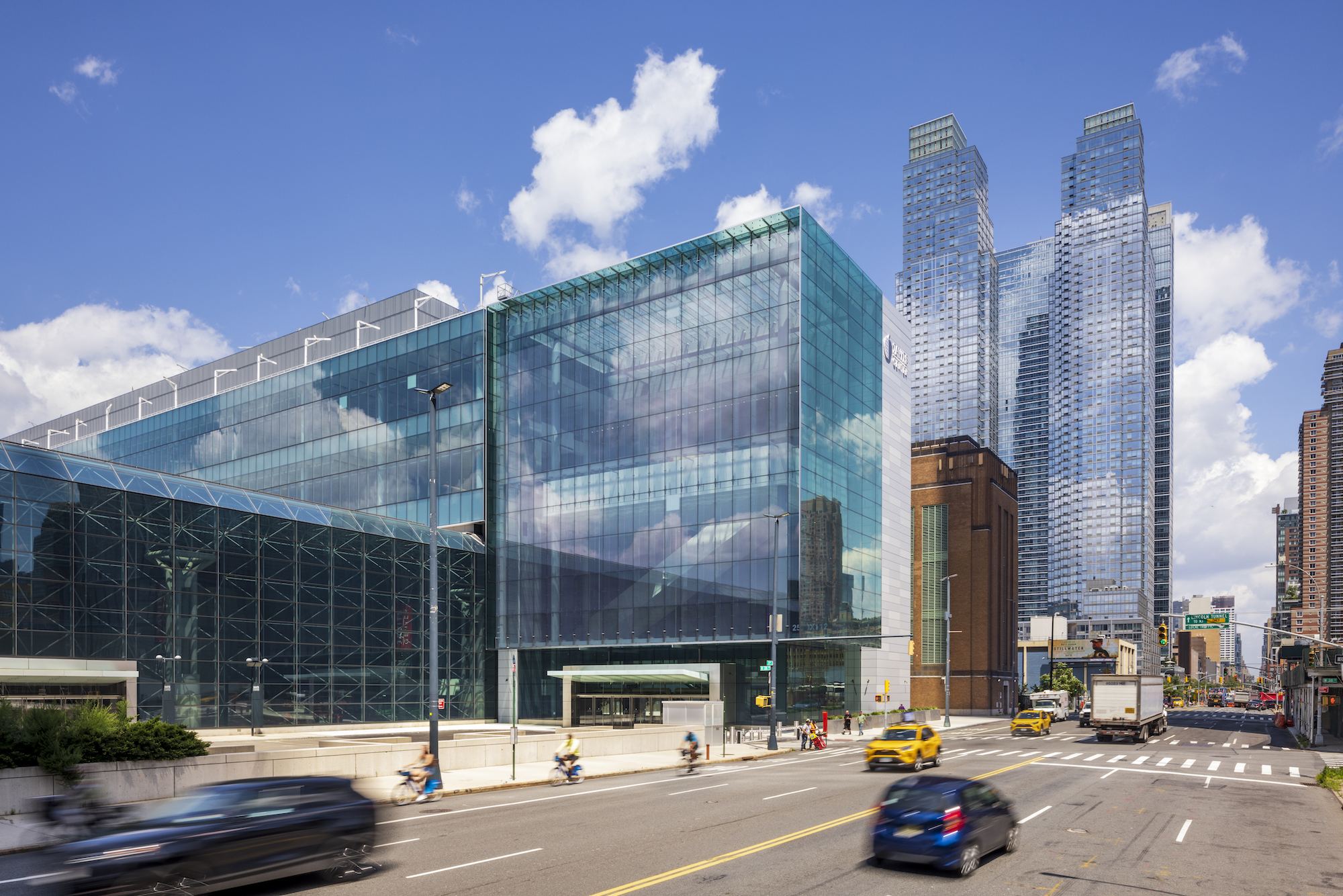 A 1.2 million-sf expansion of the Javits Center in New York City was designed to increase economic activity and minimize its impact on Manhattan’s West Side. 