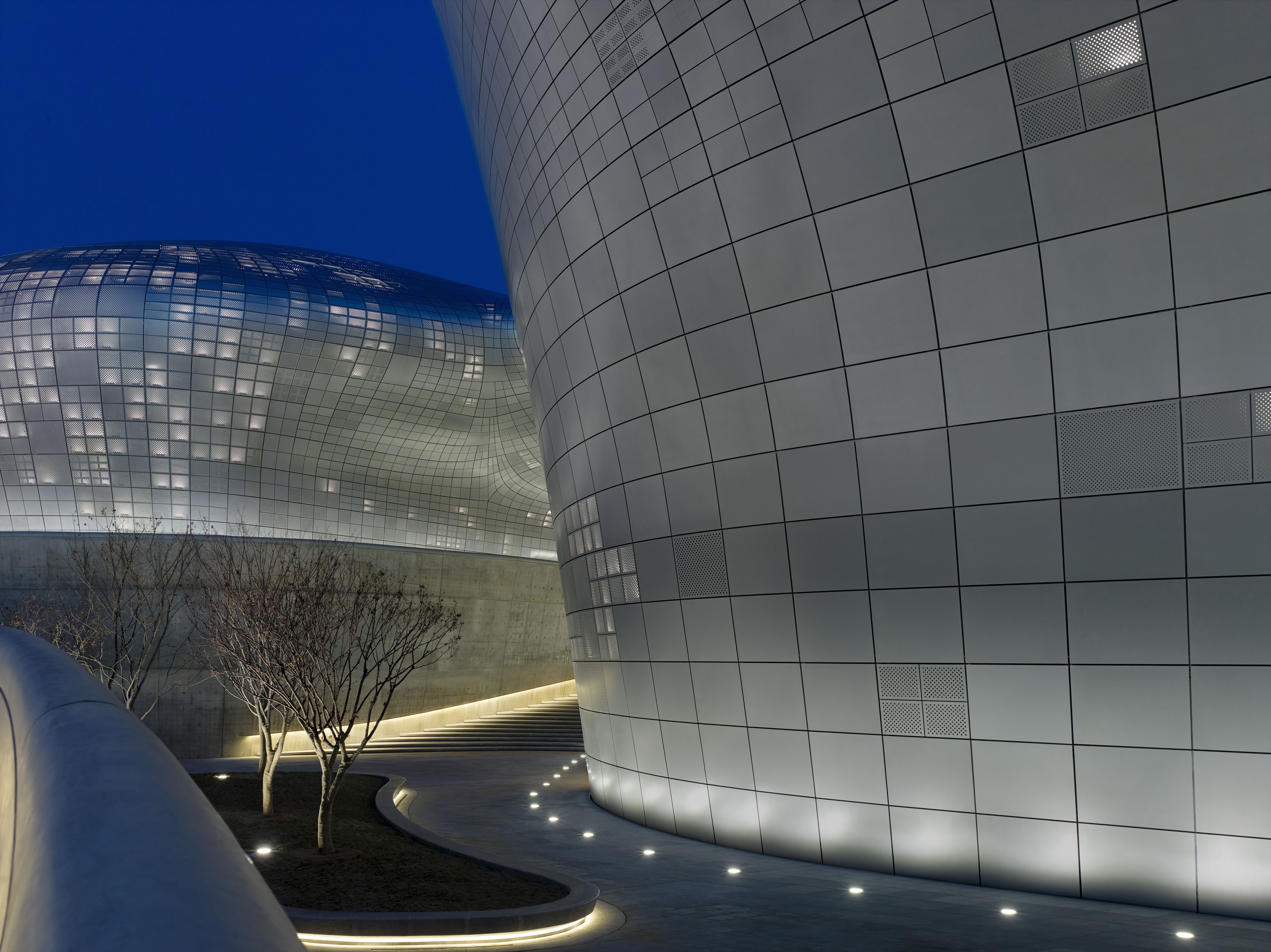 Hadid calls the plaza a "green oasis" in the midst of the urban Dongdaemun distr