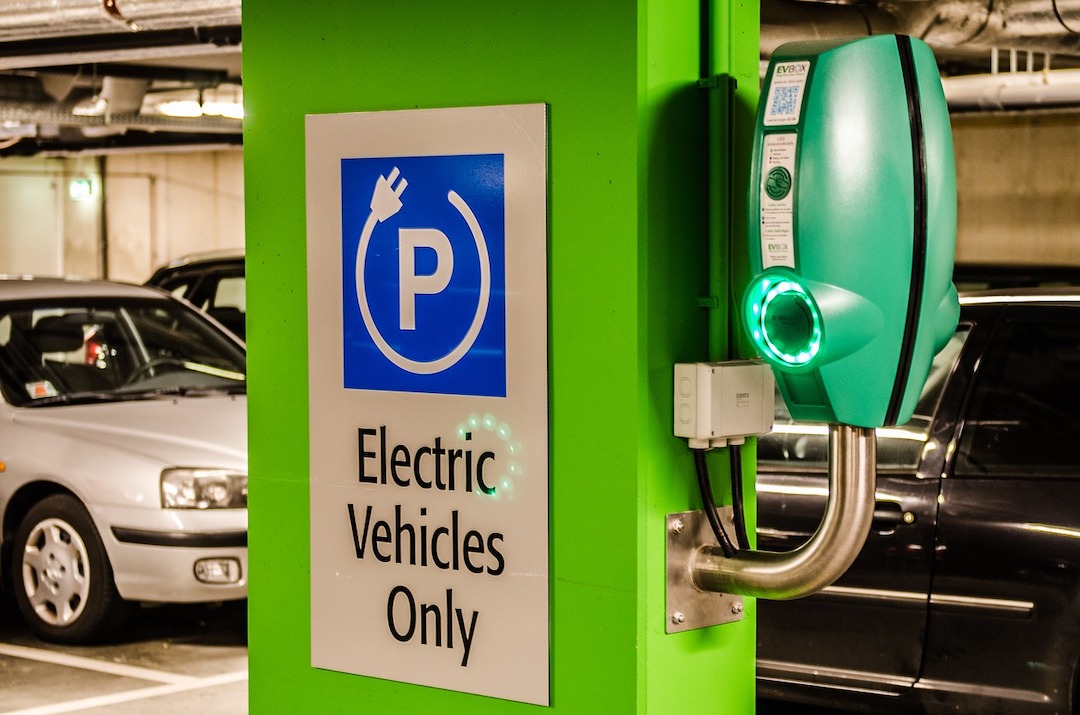 Eletric vehicle charging port