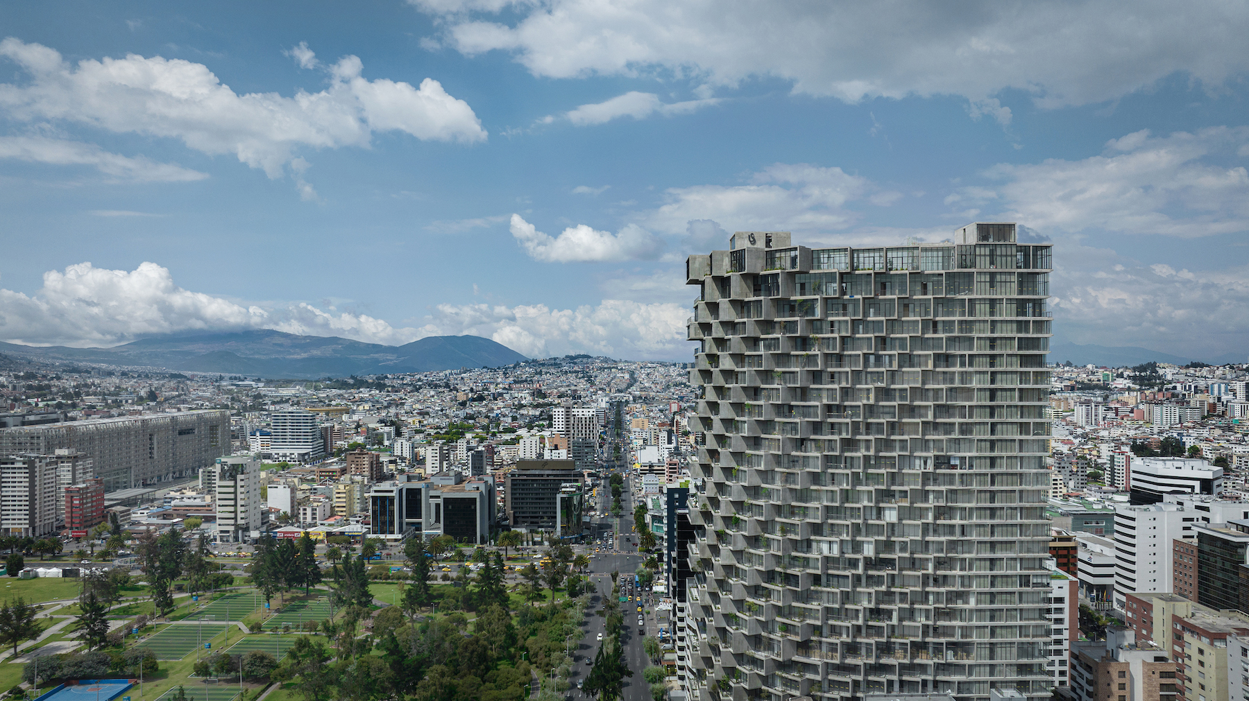 The 427-ft-tall IQON will be in sharp contrast to Quito's mostly low-rise skyline. Image credit: Pablo Casals Aguirre